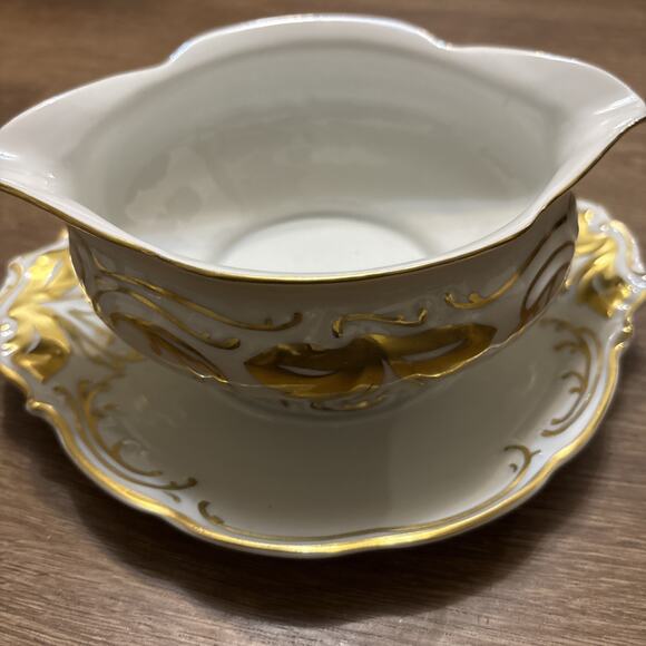 Used Vintage WAWEL POLAND AMBASSADOR Plated Gravy Boat Gold Gilt & Scrolls - Picture 1 of 4